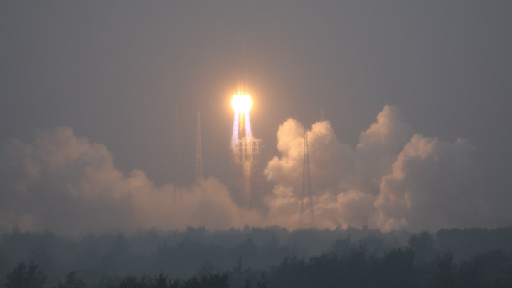 嫦娥六号探测器发射升空