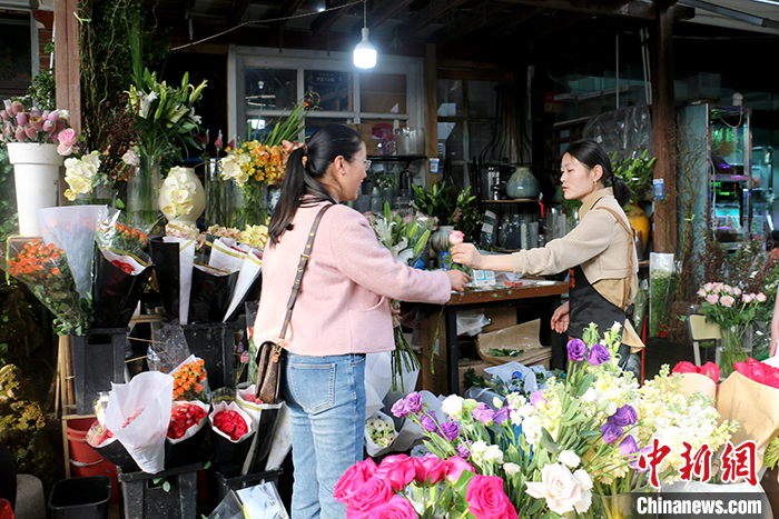 鲜花消费日常化 中国年轻人把春天“带回家”