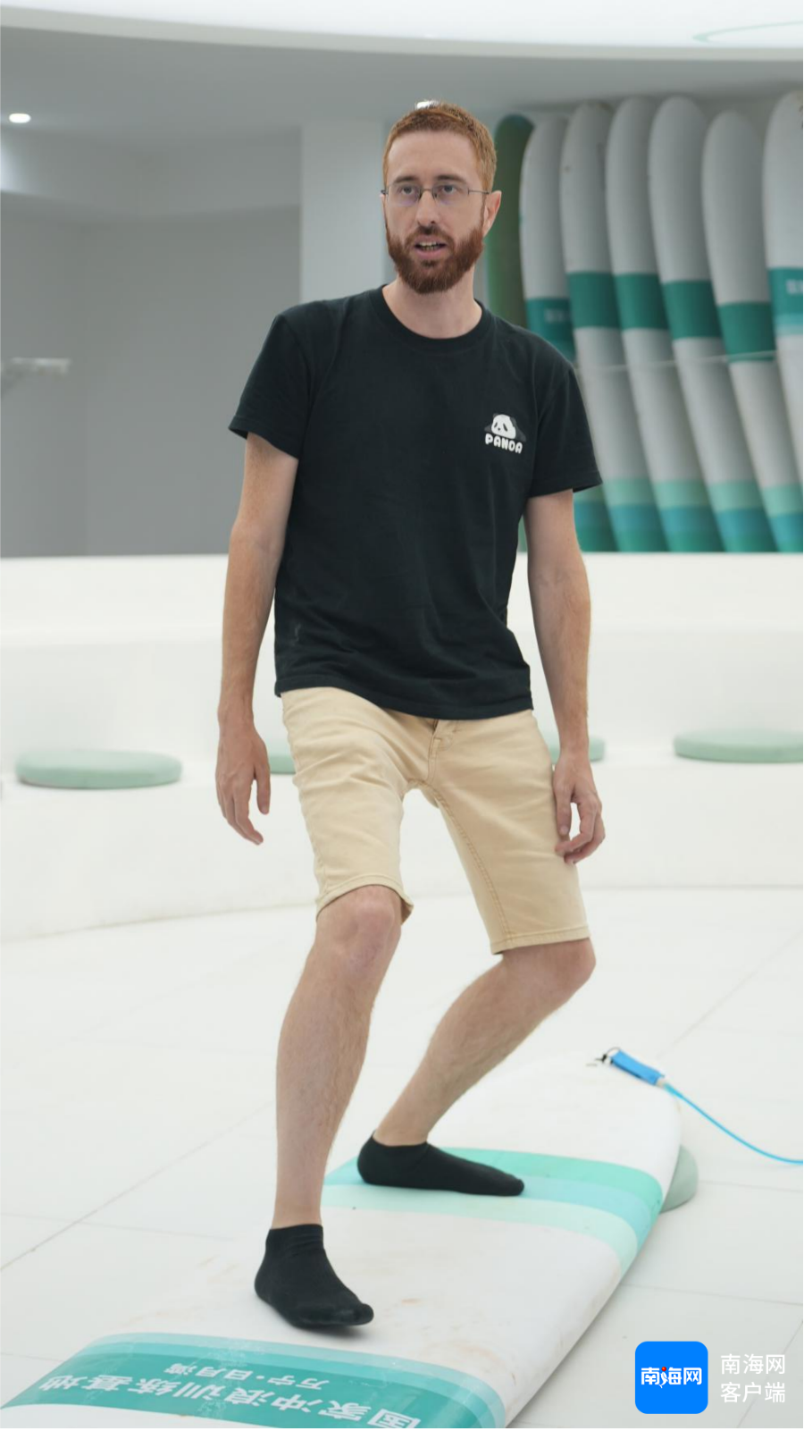 外国网红看海南 阴天下雨？不耽误意大利帅哥在日月湾浪尖上“起舞”(图2)