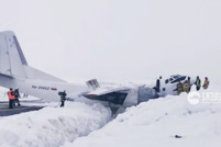 俄客机紧急迫降断成两截，41人都生还！