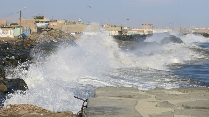 秘鲁沿海因异常海浪关闭港口增加至82个