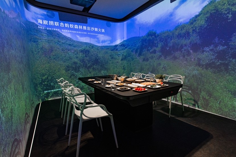 九游app入口：智慧餐厅带来的沉浸式就餐新体验——海底捞为餐饮数字化、智能化发展探路(图1)
