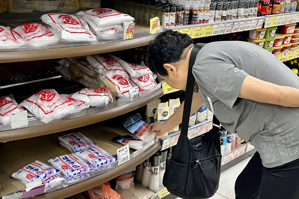 开云电竞app:港媒：受日本核污染水排海影响香港超市食盐被抢购一空(图2)