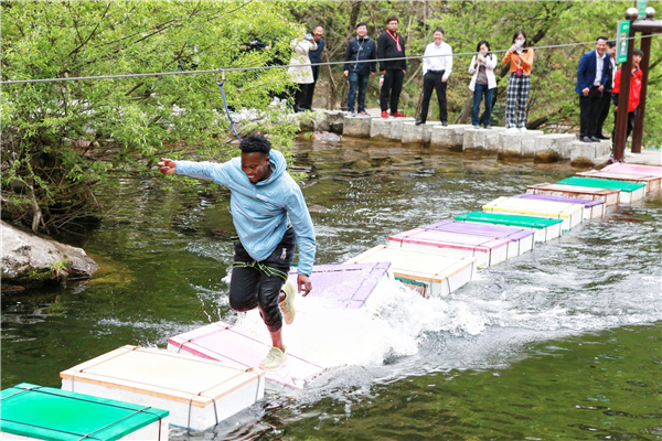 【中国有约】终南山寨：“景民合一”探索旅游扶九游体育贫新模式(图2)