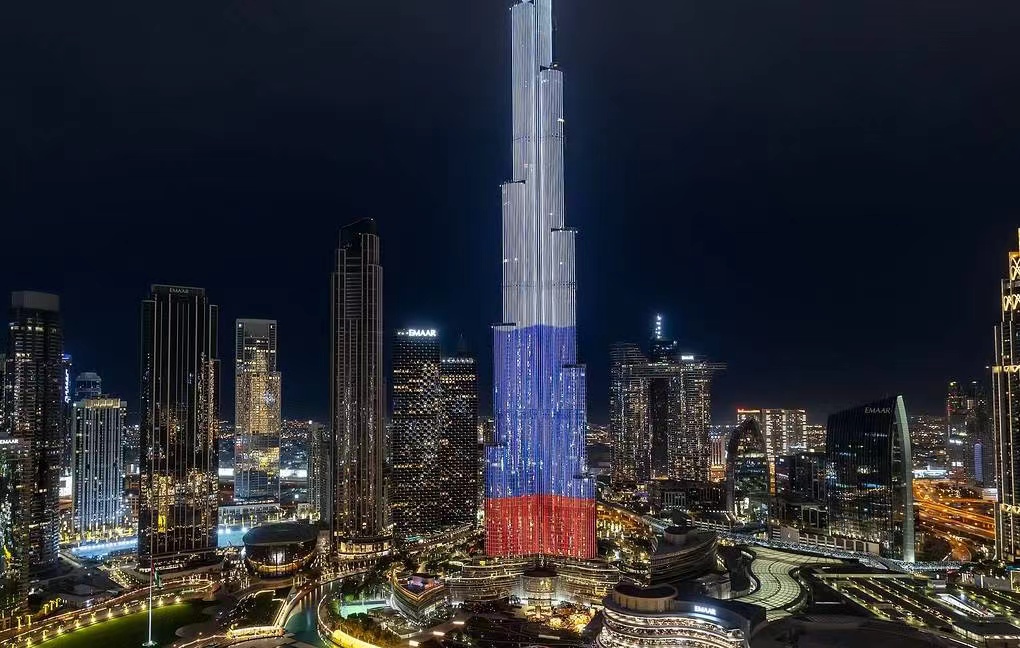 俄媒：天下第一高楼迪拜哈利法塔亮起俄罗斯邦旗色灯光，“援手俄罗斯”