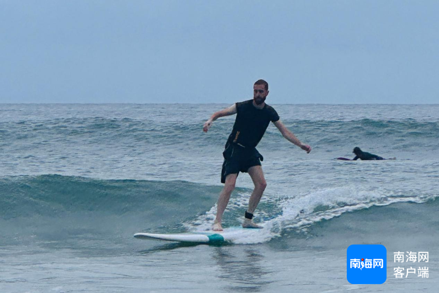 外国网红看海南 阴天下雨？不耽误意大利帅哥在日月湾浪尖上“起舞”(图3)