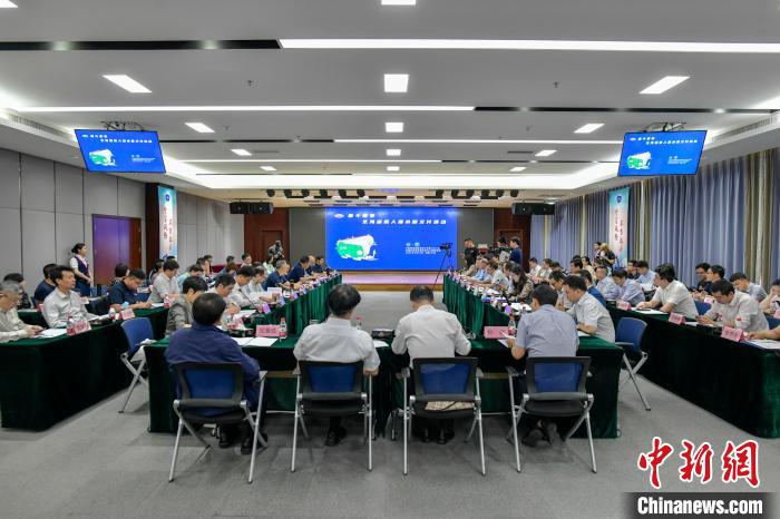 “奋斗者”号全海深载人潜水器在三亚交付 向全球科学家开放