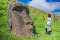  Affected by extreme weather, the "Moai" stone statue is gradually changing its original appearance