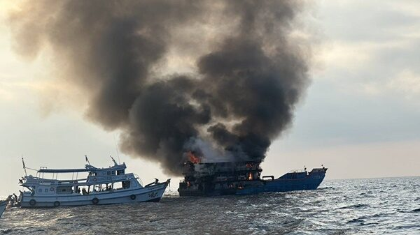 泰邦一艘载有超100人的逛船出现火灾 船上职员均已和平上岸