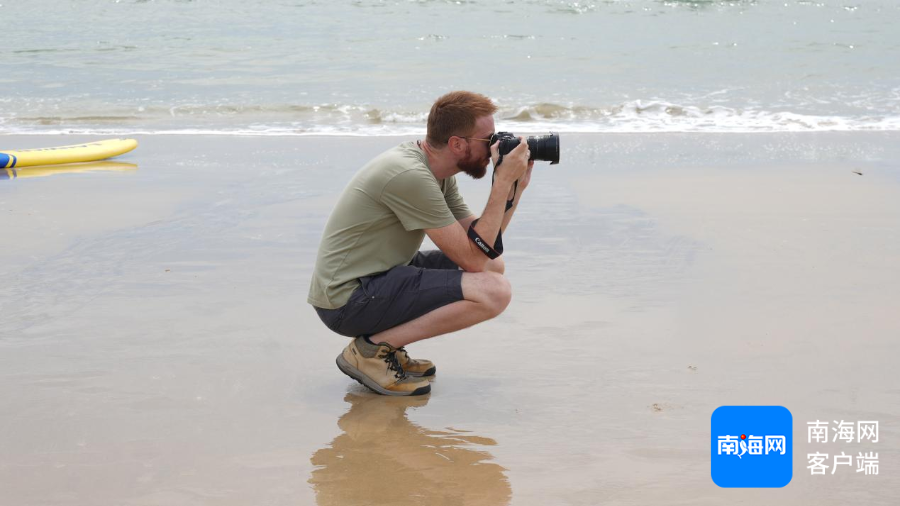 外国网红看海南 阴天下雨？不耽误意大利帅哥在日月湾浪尖上“起舞”