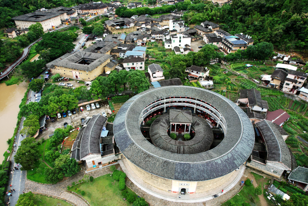  Longyan, Fujian: Hakka Tulou is located in an orderly manner near mountains and rivers
