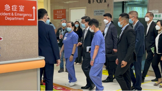 香港佐敦华丰大厦火灾造成众人伤亡，李家超到病院访问伤者