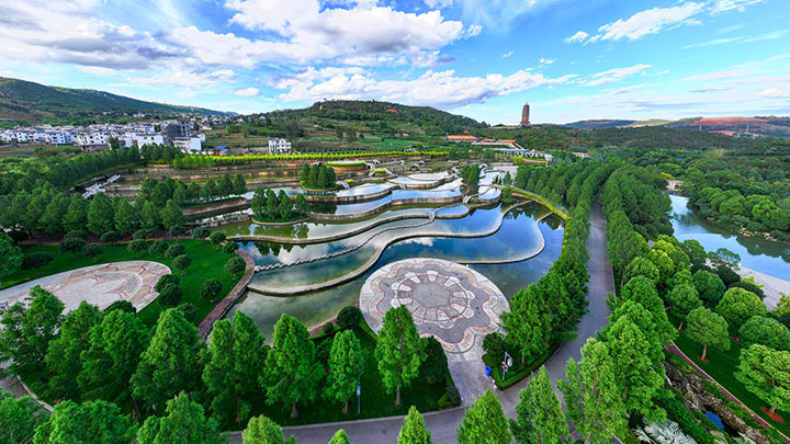 云南弥勒：五彩云池夏景美