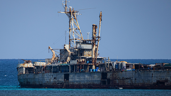 《环球时报》获菲非法“坐滩”船只独家影像：他们在伤害海洋生物！