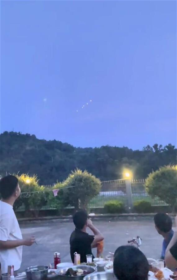 浙江台州夜空现不明飞行物？专家：有可能是无人机或孔明灯