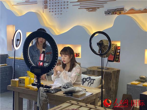 【中国有约】终南山寨：“景民合一”探索旅游扶九游体育贫新模式(图3)