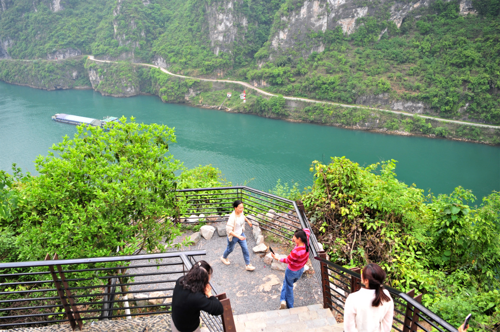 湖北宜昌：春光明媚 西陵峡畔旅游廊道游客络绎不绝