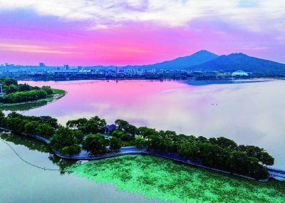  Morning glow reflected in Xuanwu Lake