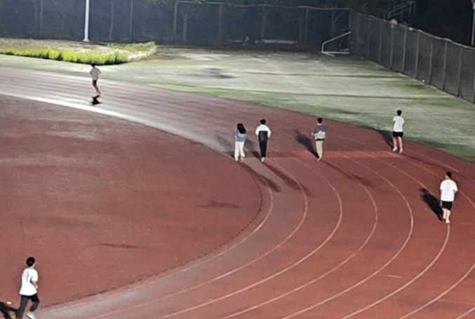 “校园跑”代跑现象频出 多所高校呼吁学生诚信跑步