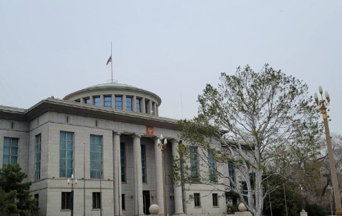 俄媒：俄驻华大使馆降半旗，伤悼莫斯科州音乐厅恐慌袭击事项遇难者
