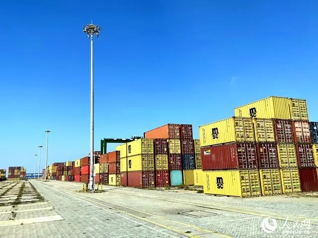 嘉宾代表们走进福州港江阴港区