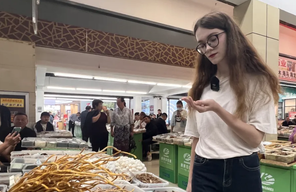 环球网“老外不见外”栏目开启亳州中医药文化之旅