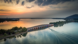 尚湖：树在水中生 船在林中行