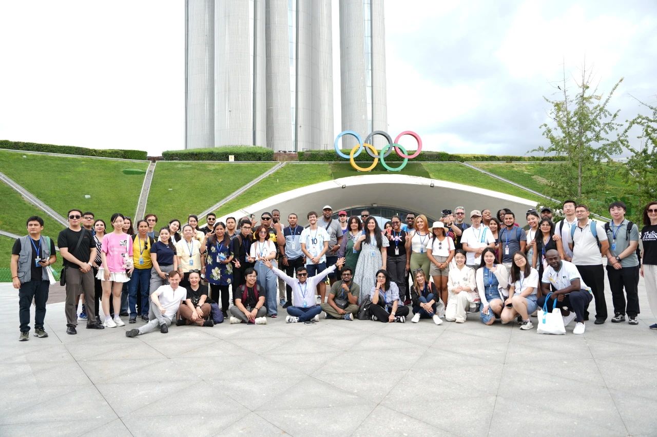 A Tour of Vigor and Fashion: Foreign Journalists Explore New Consumption Scenarios in Chaoyang District