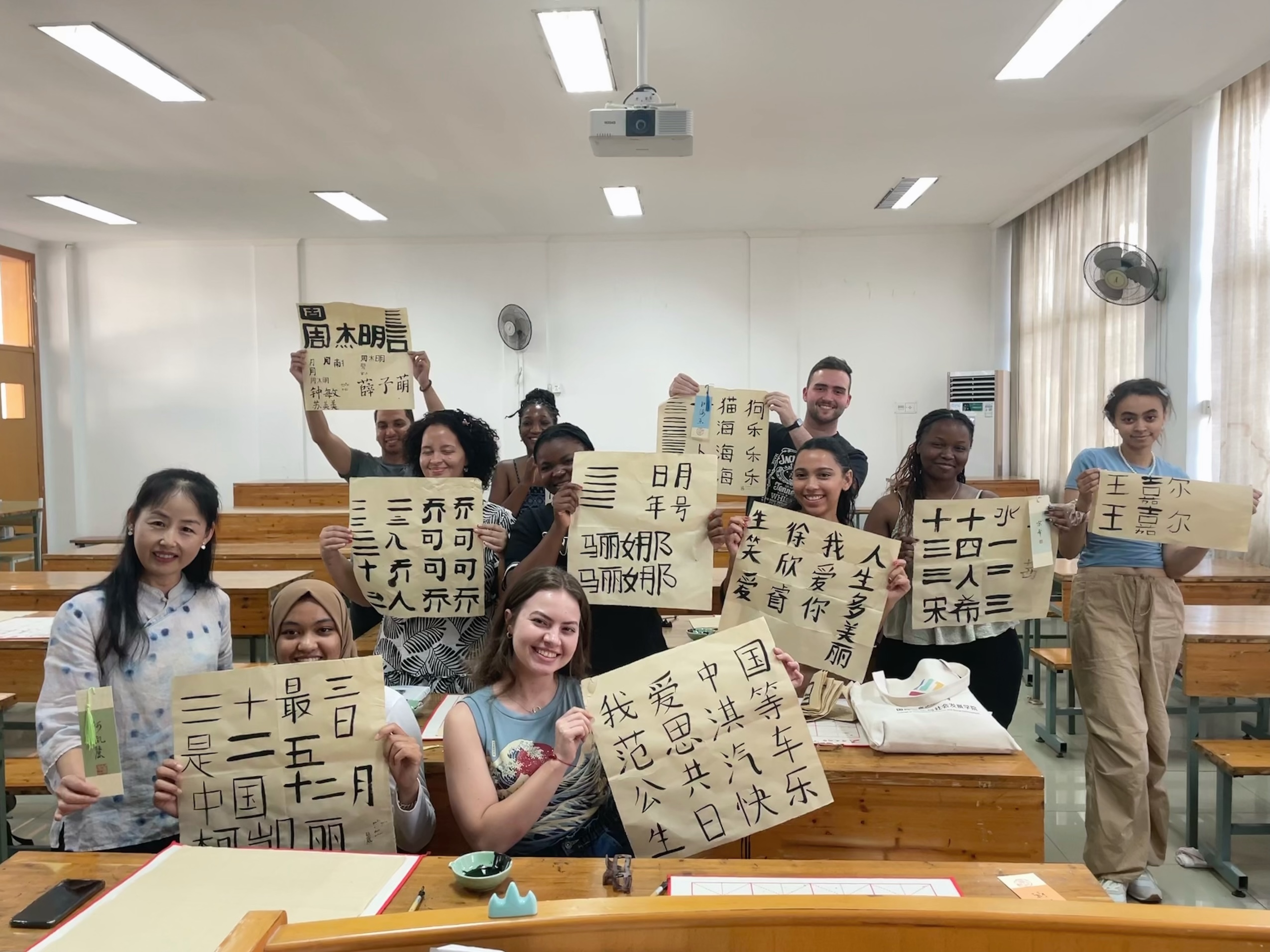 南非大学生来华感受中国书法魅力