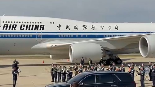 习近平抵达韩国受到热烈欢迎