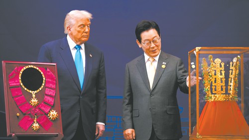 美总统到访，韩国送了一顶金冠