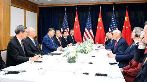 “让中美关系这艘大船平稳前行”