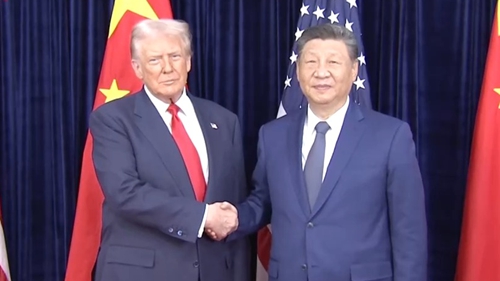 习近平同特朗普握手合影