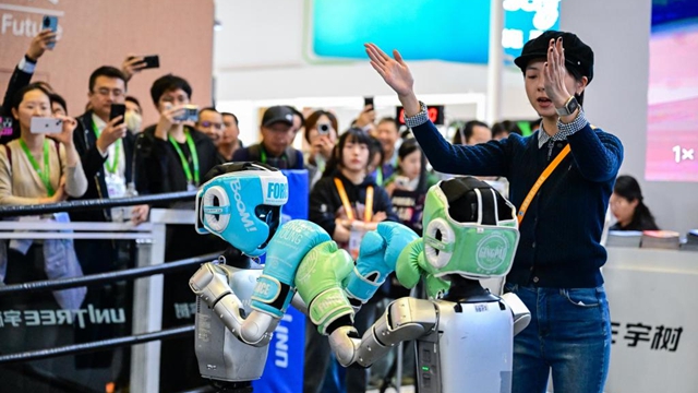 人形机器人格斗表演亮相进博会