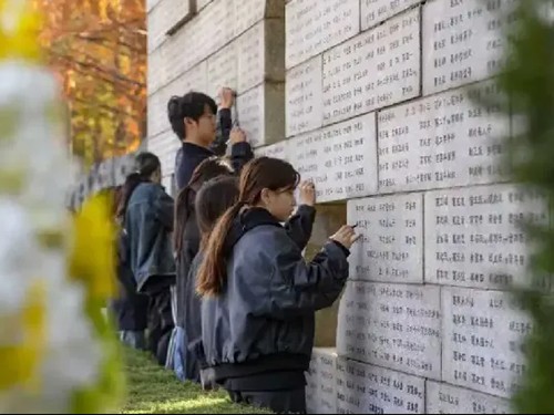 为遇难者姓名“描新” 南京大屠杀死难者家庭祭告活动举行