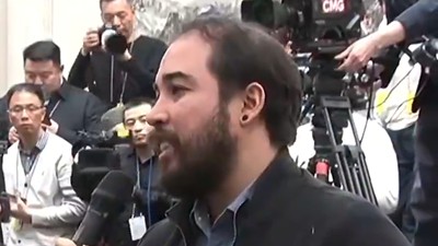 首场发布会上，巴西大胡子记者被点赞！