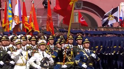 习近平向中国人民解放军仪仗队致意
