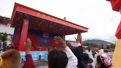 习近平向群众游行队伍挥手致意