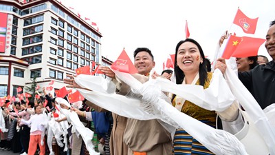 时政现场说丨日子越来越红火