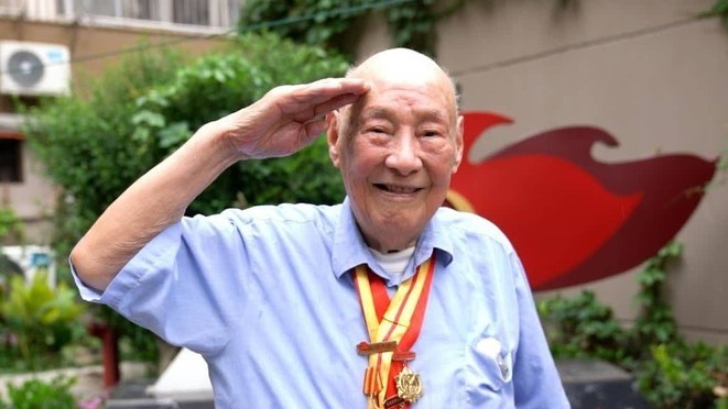 七块弹片至今嵌在身体里！百岁“机枪班长”一生践行使命担当