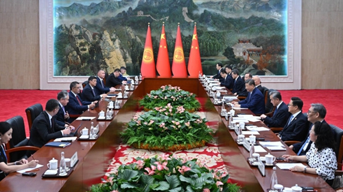 习近平会见吉尔吉斯斯坦总统扎帕罗夫