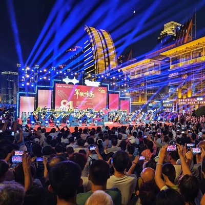 一定要来听一场桥边音乐会！