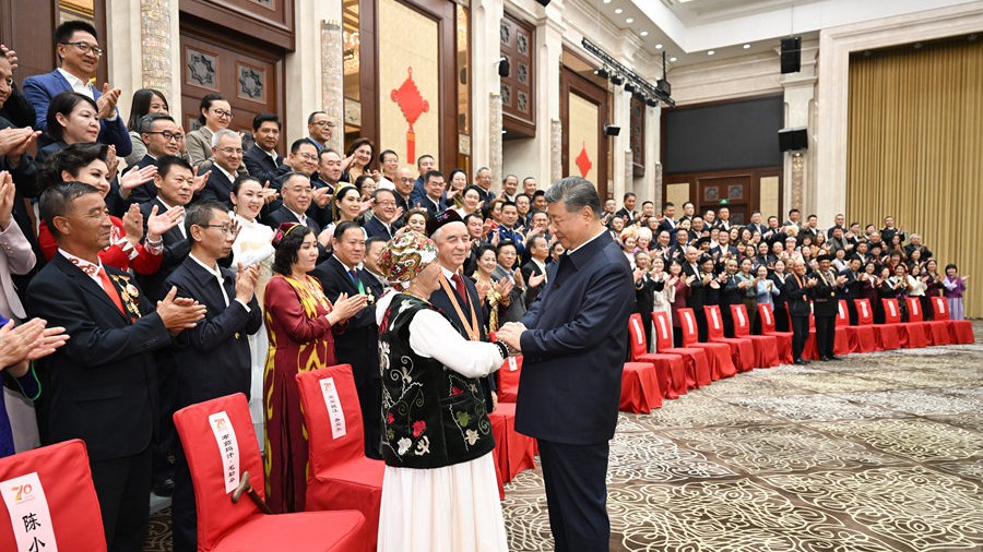 习近平接见新疆各族各界代表