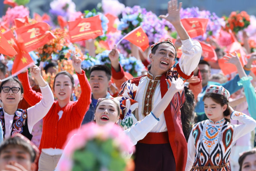 新疆各族群众热烈欢迎习近平总书记