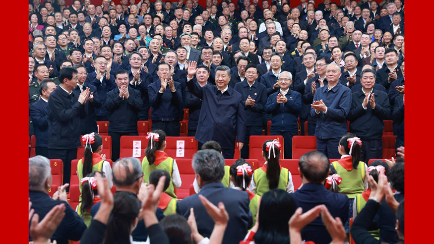 习近平观看庆祝新疆维吾尔自治区成立70周年文艺晚会《美丽新疆》