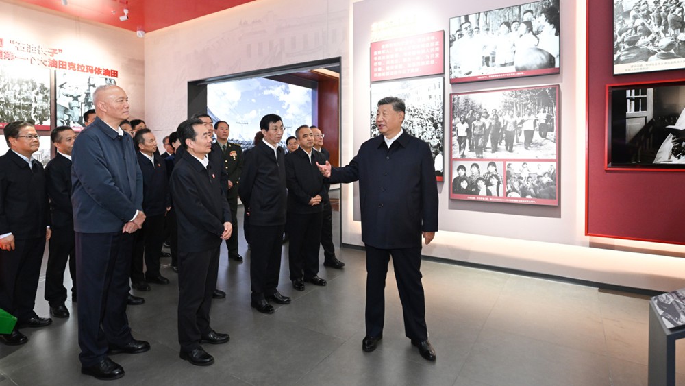 习近平参观新疆维吾尔自治区成立70周年主题成就展