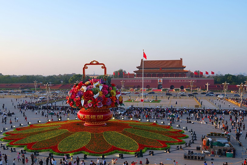 “祝福祖国”巨型花篮亮相天安门广场
