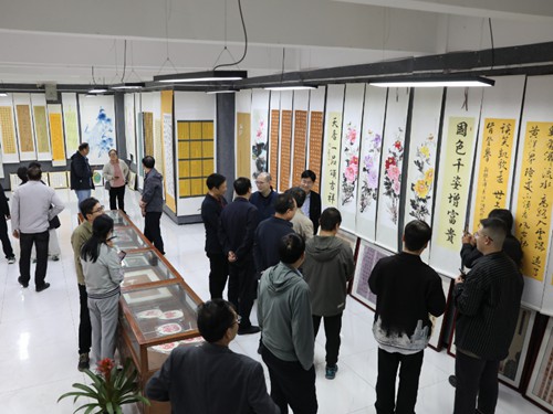 陕西洛南：迎国庆书画作品展开展