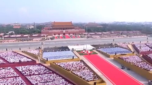 全场齐声高唱《没有共产党就没有新中国》