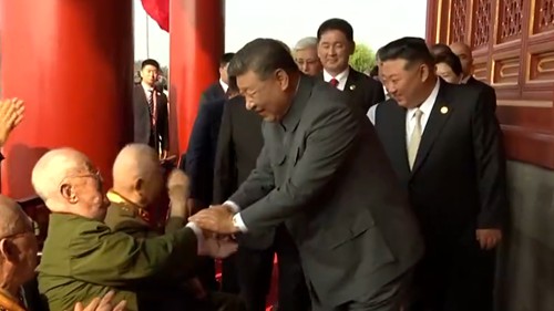 天安门城楼上，与习近平握手的6位老英雄是谁？